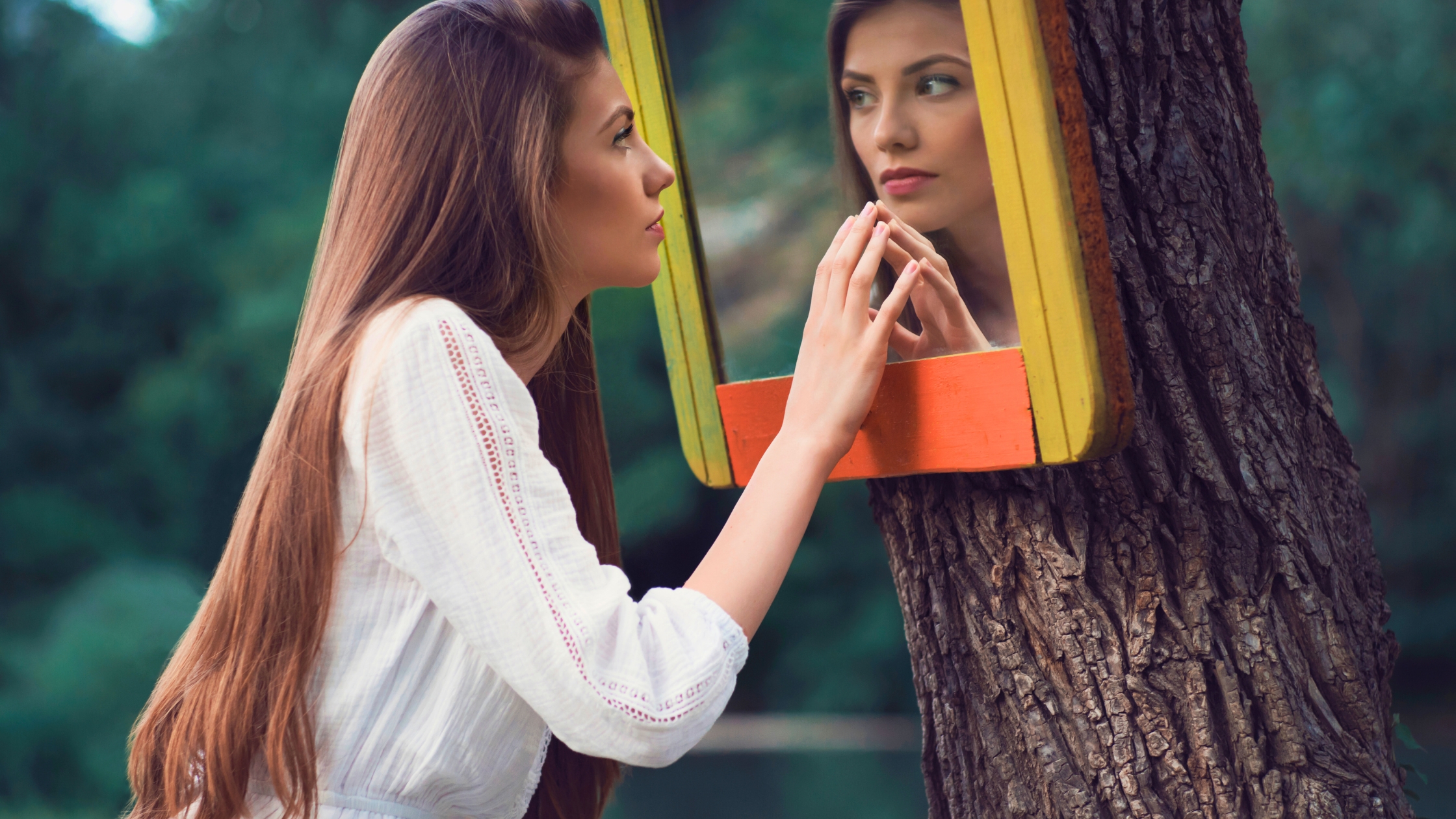 Persoon kijkt bedachtzaam in een spiegel, met een kalme en introspectieve uitdrukking, wat persoonlijke reflectie en zelfontdekking suggereert in relaties.